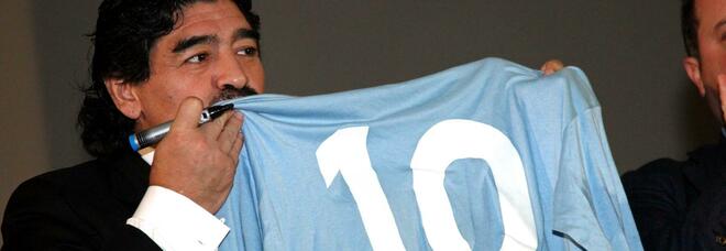 Dalle case ai cappellini: all'asta i primi beni di Maradona