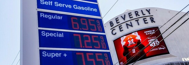 Usa, benzina alle stelle: 6 dollari al gallone, ennesima crisi per Biden