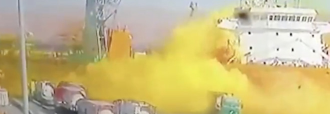 Fuga di gas tossico (di colore giallo) al porto: 10 morti e 200 intossicati in Giordania