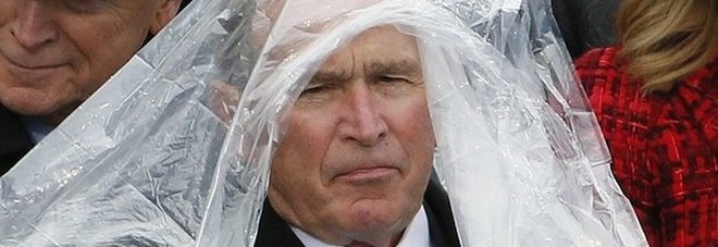 Insediamento di Trump: il vento gioca un brutto scherzo a George W. Bush