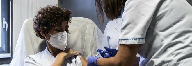 Vaccino obbligatorio, il governo ora si divide: Conte non lo esclude