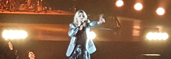 Emma Marrone durante il concerto al PalaPrometeo di Ancona