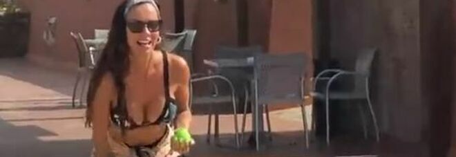 Antonella Mosetti gioca a bocce in spiaggia, i fan si scatenano con i commenti
