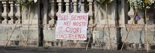 Elena Del Pozzo, i funerali nella cattedrale (gremita) di Catania: l'arrivo della bara bianca, gli applausi e le lacrime del papà