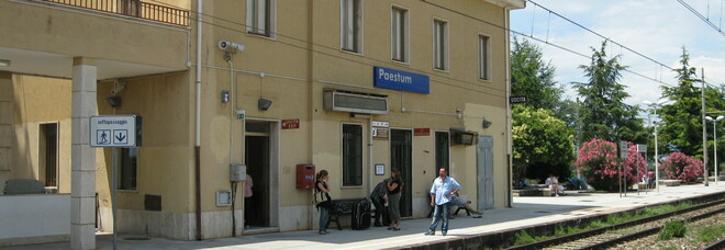 Giovane si stende sui binari, paura alla stazione di Paestum