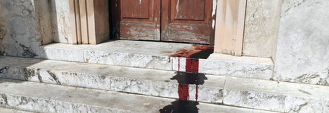 Messina, clochard uccisa a coltellate sugli scalini della chiesa: fermato un 70enne
