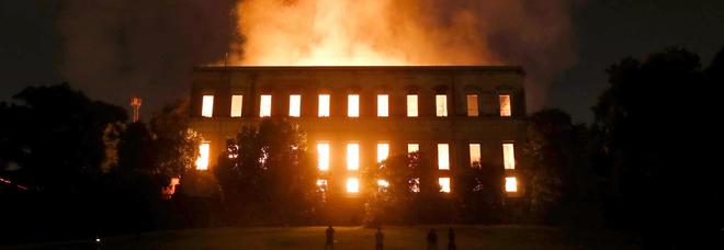 Rio de Janeiro, incendio devasta il Museo Nazionale: inferno di fuoco
