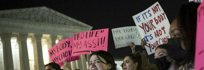 Aborto negli Usa, un tribunale ferma il divieto di interruzione di gravidanza in Lousiana: democratici all'attacco