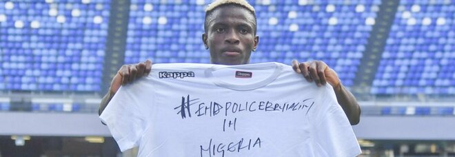 Osimhen segna e mostra scritta contro polizia nigeriana