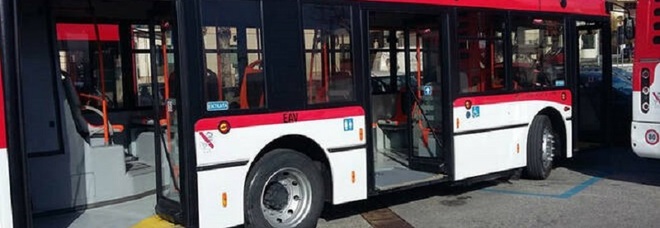 Napoli: sul bus senza biglietto, bloccati e denunciati dalla polizia