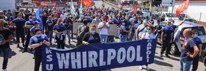 Whirlpool Napoli, vertice al ministero: confermato licenziamento di tutti lavoratori, gli operai protestano