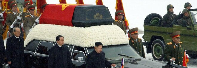 In Nord Corea è vietato ridere: il diktat per il 10° anniversario della morte di Kim Jong Il