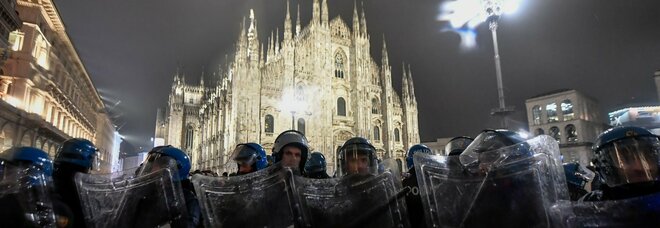 No pass, il ritorno in piazza. A Milano manifestanti violano pizza Duomo. In pochi a Roma