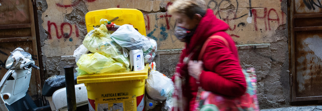 Emergenza rifiuti a Napoli: dal centro a Chiaia, è una discarica a cielo aperto