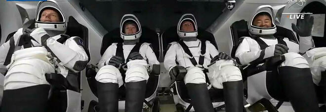 Crew Dragon, aggancio e apertura degli sportelli: con l'arrivo dei 4 astronauti ora sono in 11 nella Stazione Spaziale