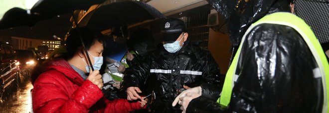 Coronavirus, l'italiano a Wuhan con due figli: «Noi, barricati in casa, è una città fantasma»