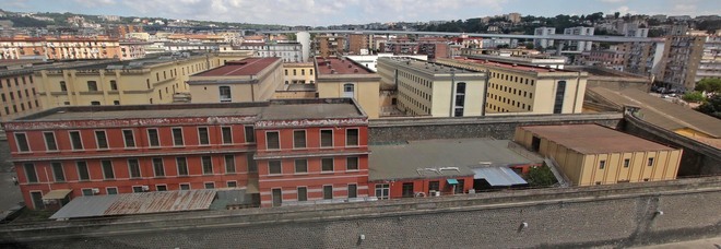 Napoli, minacce e tentata rapina davanti al carcere di Poggioreale