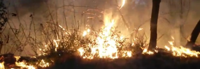 Nuovo incendio ad Agnano: oltre venti civili allontanati e due agenti di polizia intossicati e condotti all'ospedale