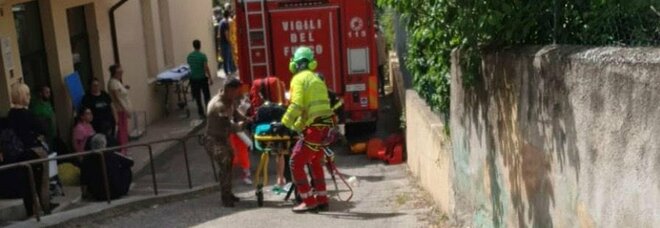 Auto nell'asilo a L'Aquila, morto un bimbo: in macchina (da solo) c'era un bambino di 12 anni. Il dolore del papà di Tommaso