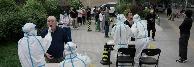 Omicron, a Pechino test di massa per 3,5 milioni di persone: code nei negozi. Crollano Borse e petrolio