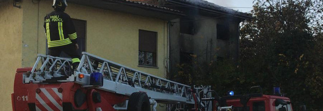 I vigili del fuoco e la casa completamente distrutta dalle fiamme