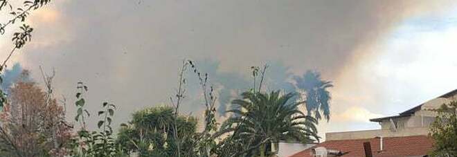 Napoli: incendio a ridosso di Villa Holiday, invitati in fuga dal ricevimento