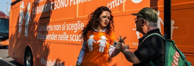 Napoli, stop del Comune al bus «No gender». Ma è polemica: «Metodi fascisti»