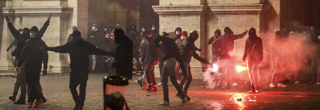 Roma, scontri in centro: bombe carta e cassonetti in fiamme, la polizia carica. Alcuni fermati