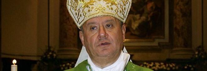 Il vescovo di Acerra: «Accogliere i rifiuti di Roma? Idea folle, De Luca ci difenda»