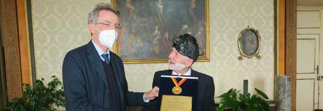 Napoli, il sindaco Manfredi riceve l'ultimo Pulcinella: targa per Carmine Coppola