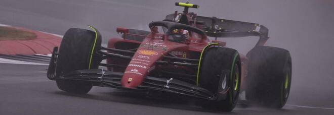 F1, Sainz porta la Ferrari in pole sotto il diluvio di Silverstone: beffato Verstappen, Leclerc è terzo