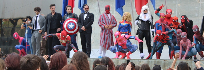 Comicon 2022, il flash mob per la pace con protagonisti i personaggi del mondo Marvel