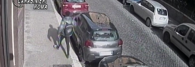 Roma, esce di casa in ciabatte e dà fuoco a macchine scooter e cassonetti: arrestato piromane di piazza Fanti