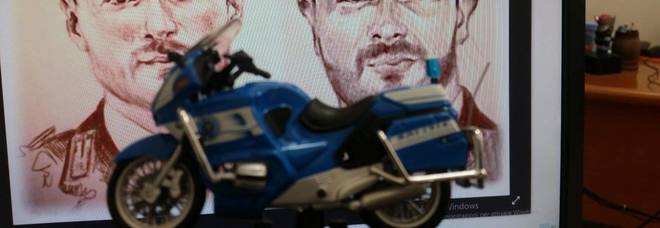 Agenti uccisi a Trieste: bimbo lascia il modellino di una moto polizia davanti alla Questura