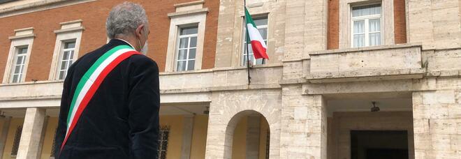 Il sindaco di Latina, Damiano Coletta, in raccoglimento davanti al Municipio