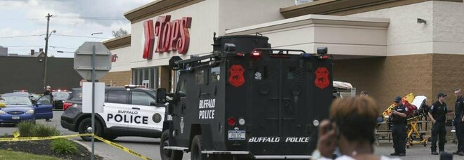 Sparatoria in un supermercato a Buffalo: «suprematista bianco» uccide 8 persone e trasmette live su Twitch