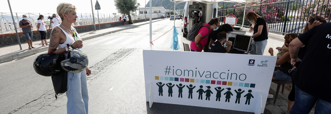 Napoli: medici e infermieri no vax, l'Asl1 sospende 59 dipendenti
