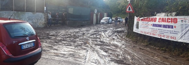 Maltempo a Napoli, la strada collassa tra Marano e Chiaiano: auto bloccate nel fango, traffico in tilt