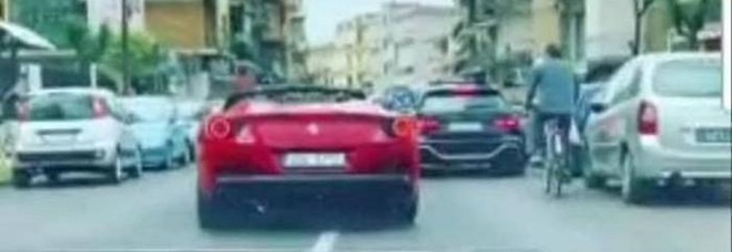Arzano, 27 arresti oggi: preso anche il boss con la Ferrari alla comunione del figlio