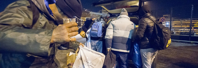 Progetto Arca, «Cucina Mobile» a Napoli distribuisce pasti in strada ai senzatetto