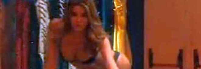 Aida Yespica «hot» da Chiambretti: striptease mozzafiato/Il video