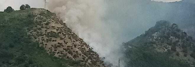 Brucia la montagna a Nocera Superiore: case a rischio, paura per i residenti