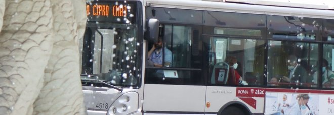 Atac, niente controllori, così sui bus si viaggia gratis: «Boom di ticket evasi»