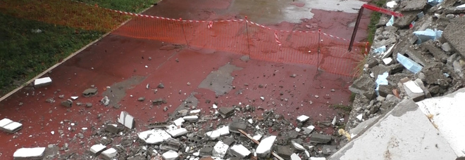 Bomba d'acqua su Napoli, crolla la facciata di marmo di un palazzo a Soccavo