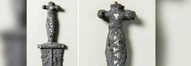 nella foto il pugnale ritrovato (credit: Archaeological Service of Graubünden ADG)