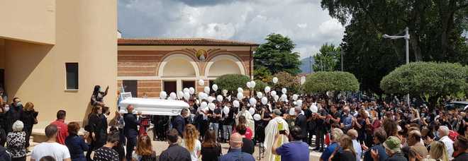 Fondi, ai funerali di Mattia di Manno fiori e palloncini bianchi: centinaia per l'ultimo saluto