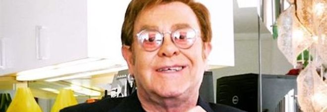 Elton John: ex fidanzata lo contatta dopo 50 anni chiedendogli aiuto, il cantante le paga un intervento al ginocchio