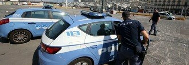 Polizia in azione a Piazza Garibaldi a Napoli.