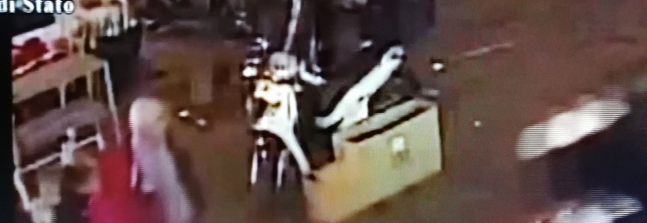 Un fermo immagine del video dell'aggressione ad Arturo in via Foria