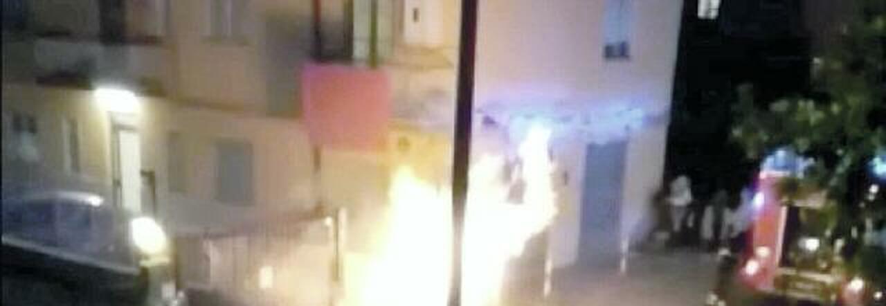 Incendia tre cassonetti a Roma, esplode il contatore del gas: evacuate due palazzine a Tor Vergata